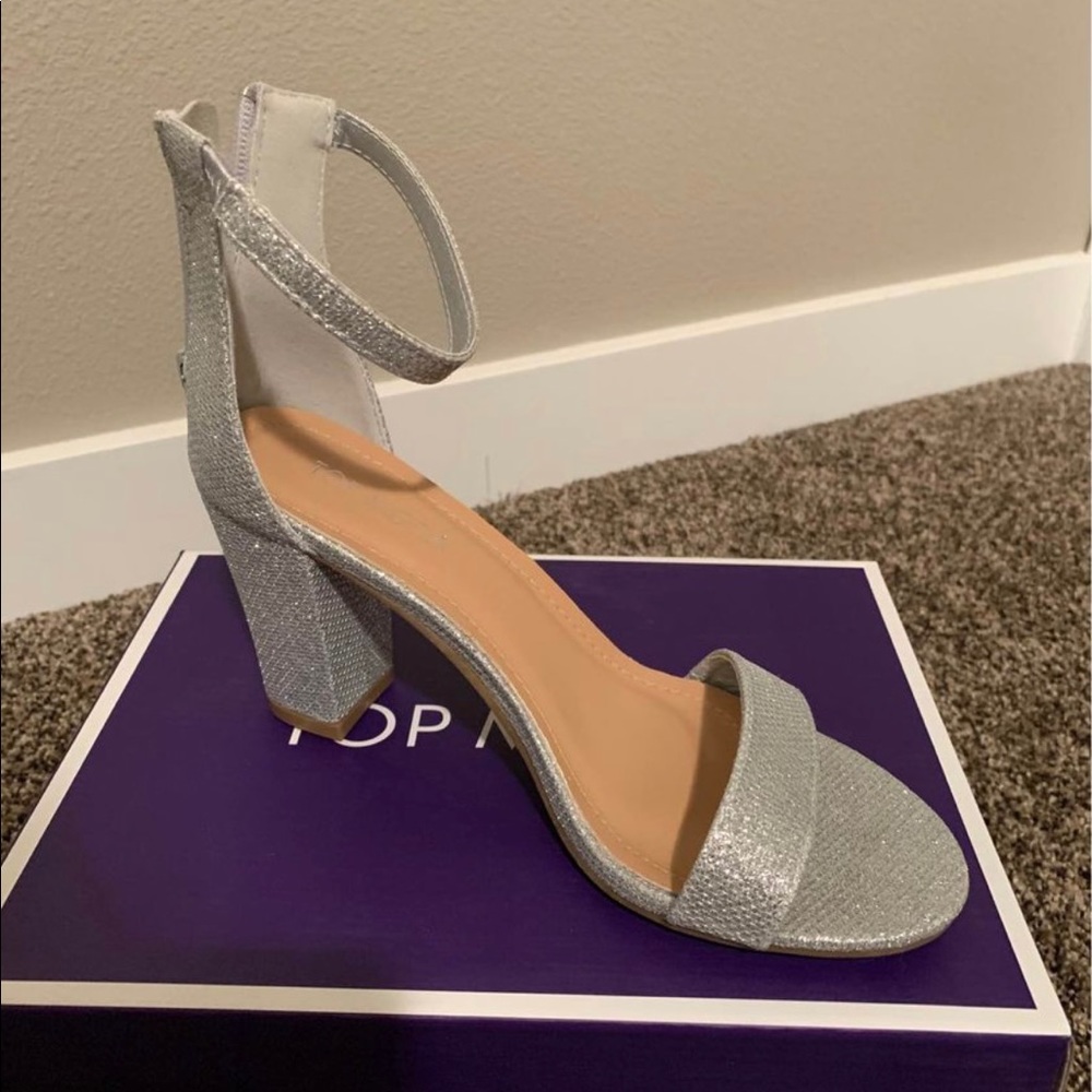 NWOT Women’s Silver Dress Heels